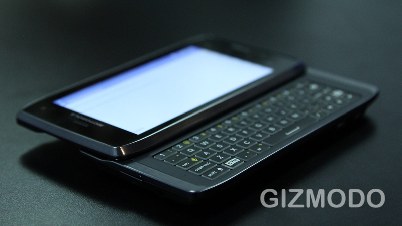 Illustration for article titled Motorola Droid 4 and RAZR MAXX Hands On: Two Giant Leaps for Droidkind